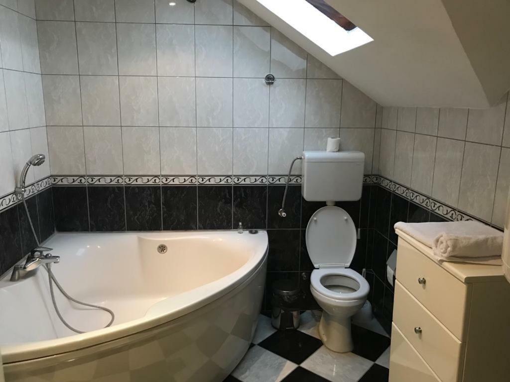Hotel Tri Sesira Ljubovija Esterno foto